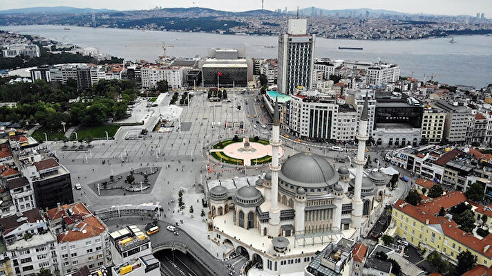 Atatürk Kültür Merkezi’nin (AKM) inşaatında sona gelindi. Ön cephesi tamamlanan yeni AKM, drone ile havadan görüntülendi. 