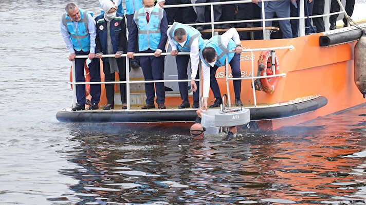 Çevre ve Şehircilik Bakanı Murat Kurum, Marmara Denizi'nde ortaya çıkan müsilajla ilgili eylem planı çerçevesinde İzmit Körfezi'nde devam eden temizlik çalışmalarını tekneyle inceledi.

