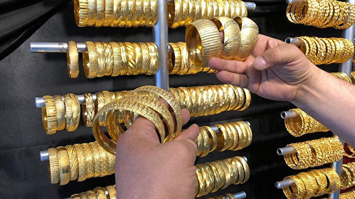 Yüksek fiyatlarıyla bilinen altın, insanlar için ulaşması zor bir noktaya geldi. Fakat ziynet eşyası kullanmak isteyen insanlar farklı arayışlar içerisinde. Son zamanlarda insanlar, altın takıya alternatif olarak gördükleri altın kaplama ürünler için yoğun talep oluşturuyor.
