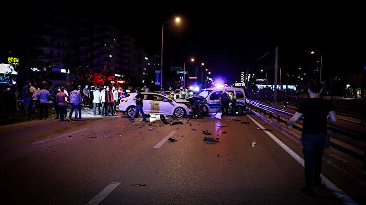 Edinilen bilgilere göre, D.U'nun kullandığı 16 AKA 809 plakalı otomobil, Merkez Nilüfer ilçesi İzmir Yolu Caddesinde Kovid-19 tedbirleri kapsamında önce yaya olarak uygulama yapan bir polise, ardından uygulama nokrasında bekleyen polis aracına çarptı.