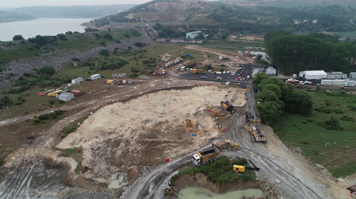 Kanal İstanbul projesindeki 6 köprüden ilki olan Sazlıdere geçişini sağlayacak gergin eğik askılı köprünün 26 Haziran'daki temel atma töreni için geri sayım devam ediyor.
