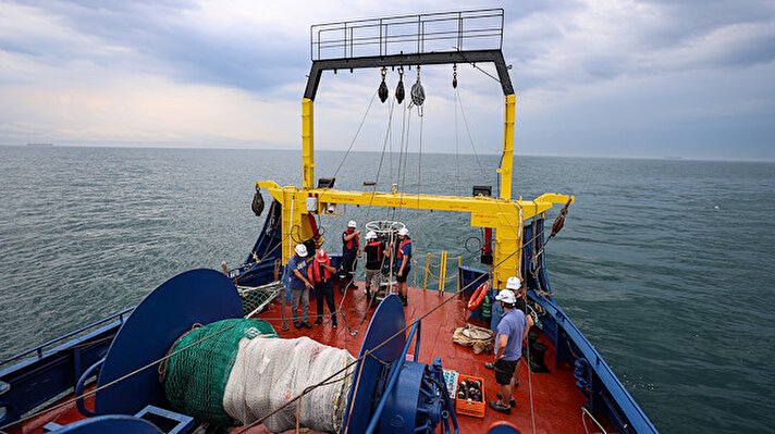 MARMOD Projesi kapsamında, Marmara Denizi'ndeki araştırmalar devam ediyor. AA ve TRT ekipleri, ODTÜ Deniz Bilimleri Enstitüsü’nde görevli bilim insanlarının, Adalar’ın güneyi ile Çınarcık Çukuru’nda yer alan oşinografi istasyonlarında gerçekleştirdikleri çalışmaları görüntüledi. Haydarpaşa Limanı’ndan hareket eden Bilim-2 gemisinin ilk durağı Adalar’ın güneyindeki oşinografi istasyonu oldu. Burada ilk olarak tuzluluk, sıcaklık, derinlik, oksijen, bulanıklık, klorofil-a, ışık miktarını ölçen ve istenen derinlikten su örneği alabilen CTD Rozet Sistemi 100 metrelik derinliğe indirildi. Ardından denize indirilen plankton ağı ile su kolonu içindeki müsilaj tabakasından örnek alındı. Taban çamurunun temin edilmesi amacıyla da çoklu karot örnekleyicisi olan ahtapot cihazı suya bırakıldı.