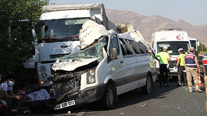 Kaza, Elazığ-Bingöl Karayolu’nun 25. kilometresinde bir dinlenme tesisinin yakınında meydana geldi.
