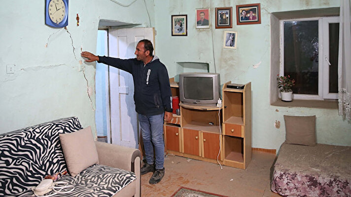  Bingöl'ün Kiğı ilçesi merkezli deprem nedeniyle Karakoçan ilçesinde 4 köyde bazı ev ve ahırlarda hasar meydana geldi.