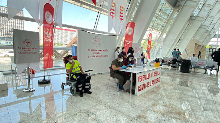 Ankara Yüksek Hızlı Tren Garı'nda aşı uygulama merkezi açıldı. Ankara İl Sağlık Müdürlüğü aşı ekipleri tarafından oluşturulan merkezde, isteyen tren garı çalışanları ve yolcuların aşılanmasına başlandı.

