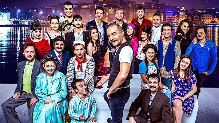 Oyuncu Yılmaz Erdoğan’ın genel sanat yönetmenliğini ve eğitmenliğini üstlendiğini Çok Güzel Hareketler 2’de üst üste ayrılıklar yaşandı. Yedi oyuncu kadrodan ayrıldı.

