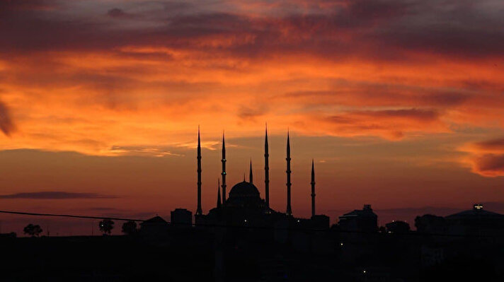 İstanbul’da dün günbatımında bulutlara yansıyan güneşin kızıllığı, dünya kentini kırmızıya boyarken, ortaya eşsiz bir manzara çıktı.