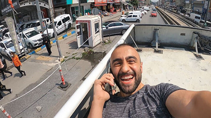 İstanbul Merter’de geçtiğimiz ay metrobüsün üzerine çıkarak 5 durak boyunca yolculuk yapan adrenalin tutkunu Yunus Emre Özer, yaptığı tehlikeli hareketi kayda alarak o anları sosyal medyada paylaşmıştı. 