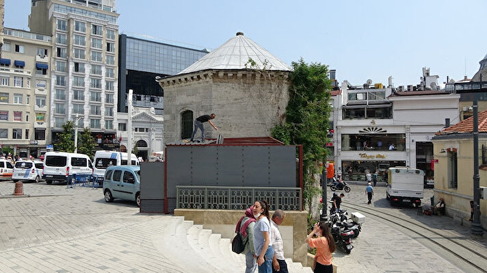 İstanbul’da Taksim Meydanı’ndan İstiklal Caddesi girişinde bulunan tarihi Taksim Maksemi’nin duvarına derme çatma jneratör kabini inşa edildi.