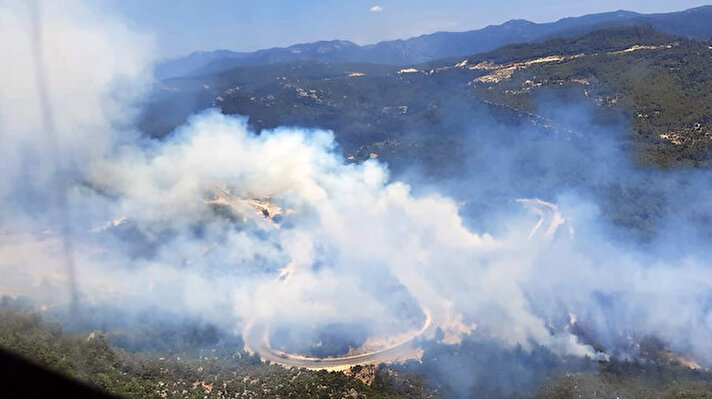 Antalya- Konya karayolunun Manavgat ilçesi yakınlarındaki Gündoğmuş kavşağında saat 14.00 sıralarında orman yangını çıktı. 