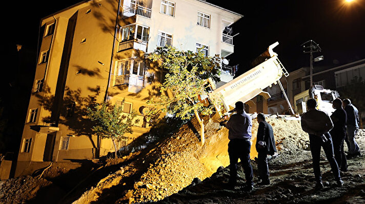 Ankara’nın Çankaya ilçesi Arka Topraklık Mahallesi Orhun Sokak’ta devam eden inşaatın temel çalışması nedeniyle bir apartmanın istinat duvarı zarar gördü.