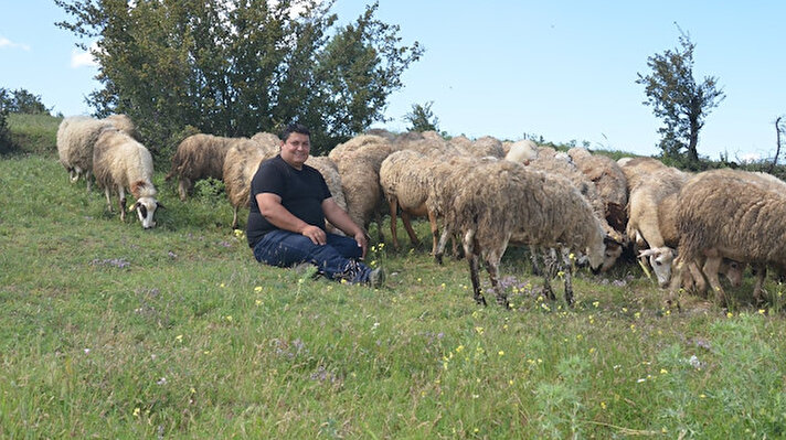 Küçük yaşta babasını kaybedince yolu İstanbul'a düşen 38 yaşındaki Kemal Kayacan, çeşitli işlerde çalıştıktan sonra tekstil işinde aranan ustabaşılarından biri oldu. Çok iyi bir aylık geliri olmasına rağmen Kayacan, çocukluğundan beri hayalini kurduğu küçükbaş hayvancılık yapmak için köyüne dönüş yaptı.
