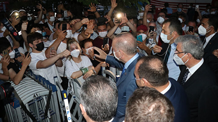 Bir dizi programa katılmak ve ziyarette bulunmak için öğlen saatlerinde Sakarya’ya gelen Cumhurbaşkanı Recep Tayyip Erdoğan, Sapanca’da gerçekleşen AK Parti Sakarya İl Danışma Meclisi Toplantısı’nın ardından bir vatandaşı evinde ziyaret etti.