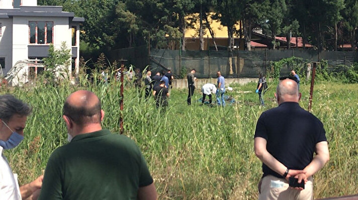 Olay, Sapanca ilçesi Kırkpınar Mahallesi Bağdat Caddesi Çimen Sokak’ta meydana geldi. İddiaya göre bir köpeğin ağzında insan uzvu gören vatandaş durumu polise bildirdi.