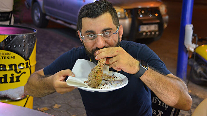 Kademeli normalleşmenin üçüncü etabına ilişkin yayımlanan genelge ile 1 Temmuz itibarıyla kafe ve restoranlarda masa servisine yönelik saat kısıtlaması da kaldırıldı. Adanalılar ise gece yemenin zevkli olduğunu belirttikleri şırdan için restoranları doldurdu. Tezgah başında başında yemek için geç saatte şırdancılara gelenler, gece yarısı yemeyi özlediklerini söyledi. 