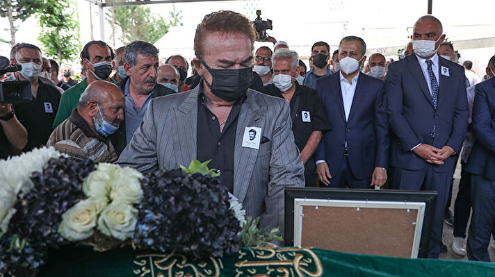 Zincirlikuyu Mezarlığının içindeki Zincirlikuyu Camii avlusunda düzenlenen cenaze törenine katılan Kültür ve Turizm Bakanı Mehmet Nuri Ersoy, "Tiyatro ve sinema dünyasının en önemli sanatçılarından birini maalesef kaybettik." dedi.
