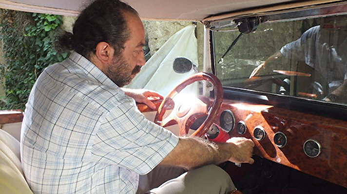 Elazığ'da ikamet eden 5 çocuk babası Alican Özen (46), 10 yıl önce bakımsız bir şekilde satın aldığı ve bu süre zarfında 100 bin lira masraf ettiği 1929 model klasik otomobiline göz gibi bakıyor. 