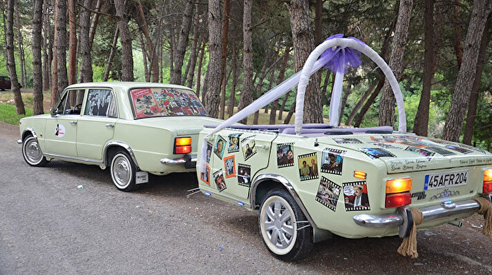 Mobilyacılık yapan Demirkan, sünnet düğünlerinde kullanılması için 2019'da hurda olarak satın aldığı Murat 124 otomobile, aynı modelde başka bir hurdayı parçalayarak römork taktı.  