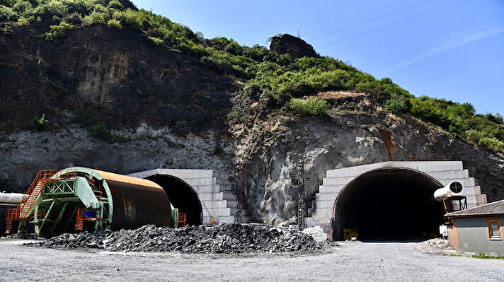 Ulaştırma ve Alt Yapı Bakanlığı tarafından Trabzon'da şehir içi ulaşımı rahatlatması ve transit geçişleri kolaylaştırması amacıyla, 28 kilometre uzunluğunda Kanuni Bulvarı projelendirildi. Karadeniz Sahil Yolu Yıldızlı mevkisinden başlayıp Maçka Yolu Gözalan mevkisinde son bulan projede, 22 köprülü kavşak, 6 hemzemin kavşak, toplam uzunluğu 6,5 kilometre olan 17 tünel ve 24 köprü yer alıyor. 2,5 milyar TL'ye mal olacak projenin 14,5 kilometresi tamamlandı, kalan etaplarda çalışma sürüyor.