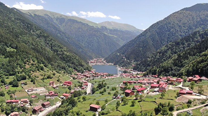 Trabzon'un Çaykara ilçesinde bulunan gözde turizm merkezi Uzungöl, kısıtlamaların kalkmasının ardından tatilcilerin ilk durağı oldu. Doğayla iç içe tatil geçiren tatilciler temiz havanın tadını çıkardı. Pandemi kısıtlamaları kapsamında sessiz kalan Uzungöl, yasakların kalkmasıyla birlikte tatilcilerle dolmaya başladı. Muhteşem doğasıyla yerli ve yabancı turistlerin gözdesi olan tabiat harikası, önümüzdeki günlerde yabancı turistlerinde yoğun bir şekilde gelmesiyle birlikte doluluk oranının yüzde yüzü bulması bekleniyor.