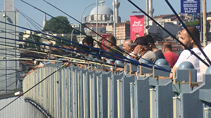 Koronavirüs tedbirleri kapsamından uzun süre Pazar günü sokağa çıkma yasağı ilan edilmişti. Sokağa çıkma yasağının kalktığı ilk Pazar günü olta balıkçıları İstanbul Boğazı ve Galata Köprüsünün üstü olta balıkçılarının akınına uğradı.