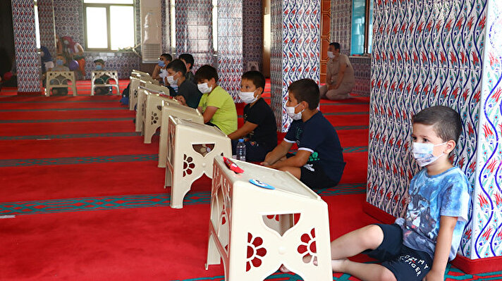 Normalleşme süreci kapsamında Kur'an kursları yaz dönemi eğitimleri bugün itibarıyla salgın tedbirlerine uyularak başlatıldı.

