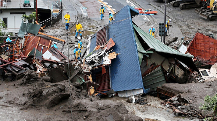 Japonya’da geçtiğimiz cumartesi günü etkili olan şiddetli yağışın yol açtığı sel ve heyelan felaketinin ardından arama kurtarma çalışmaları devam ediyor. Shizuoka eyaletindeki Atami şehrinde şu ana kadar kurtarılan 23 kişiden birinin hayatını kaybetmesiyle toplam can kaybı sayısı 3’e yükseldi. Kayıp olarak kayıtlara geçen 20 kişiyi bulmak üzere yürütülen çalışmalara yaklaşık bin 500 Japonya Öz Savunma Kuvvetleri (SDF) personeli, itfaiye ve polisin destek verdiği bildirildi. Heyelan bölgesindeki 130 yapının da zarar gördüğü aktarıldı.