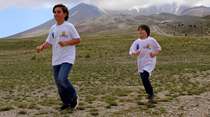Kayseri'de yaşayan Ekber Kerem Yılmaz ve kardeşi Muhammet Tuna Yılmaz, hafta sonu Erciyes'te düzenlenen Uluslararası Erciyes Ultra Sky Trail Dağ Maratonu’na katıldı. İki kardeş, çocuklar için düzenlenen parkurda 800 metre koşması gerekirken, yanlışlıkla yetişkinlerin yarıştığı 12 kilometre uzunluğundaki parkura katıldı.
