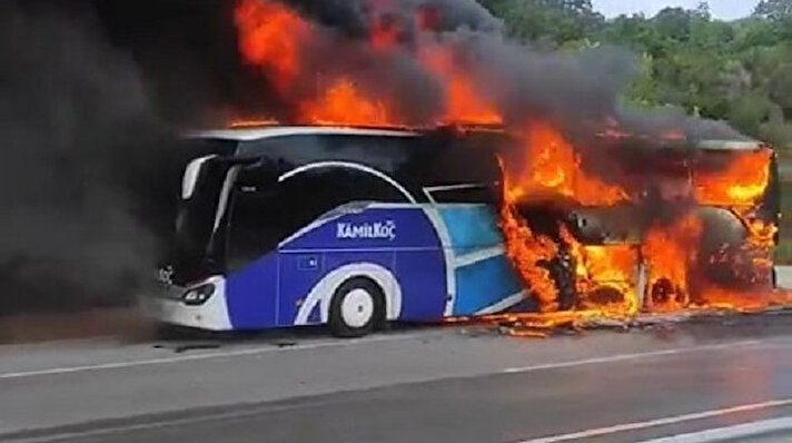 Ankara'dan Çanakkale'ye seyreden özel bir şirkete ait otobüsün motor kısmından Lapseki'nin Güreci köyü yakınlarında duman çıkmaya başladı.