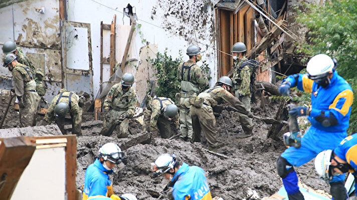 Japonya’da geçtiğimiz cumartesi günü şiddetli yağışın yol açtığı sel ve heyelan felaketinin bilançosu yükseliyor. Shizuoka eyaletindeki Atami şehrinde arama kurtarma faaliyetleri 5. gününde devam ederken, can kaybı 7’ye yükseldi. Japonya Öz Savunma Kuvvetleri (SDF), itfaiye ve polis güçlerinden oluşan yaklaşık 2 bin kişilik ekip bir yandan enkaz bölgesini heyelanın taşıdığı çamurdan temizlemeye çalışırken, bir yandan da bölgedeki hasar görmüş evlerde mahsur kalanların olma ihtimaline karşı arama yapıyor. Yeni heyelan riski altında süren çalışmalarda, özel eğitimli köpekler ve insansız hava görüntüleme araçları da kullanılıyor.