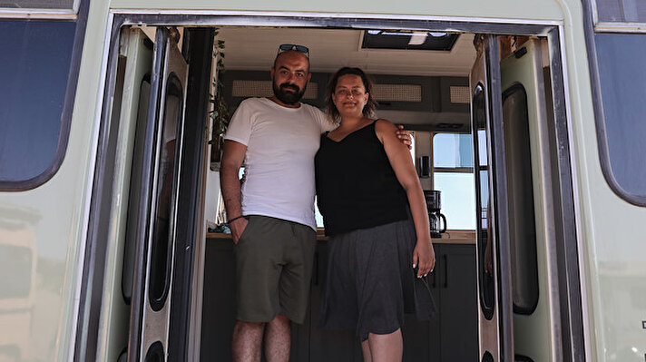 Kalite danışmanlığı yapan Berker ve Meftune Tekbilek çifti, 6 yıl önce evlendikten sonra Karşıyaka'da yaşamaya başladı.

