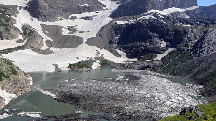 Bu hafta Cilo Dağlarına giden doğaseverler; bölgede bulunan şelaleyi, gölleri ve 20 bin yıllık buzulları gezdi.