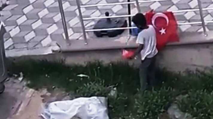 Niğde, Merkez Aşağı Kayabaşı Mahallesi Özbelde mevkisinde, çöpten kağıt toplayan 10-12 yaşlarındaki Suriyeli 2 çocuk, çöpe atılan sopalı küçük Türk bayraklarını görünce tek tek toplamaya başladı. 