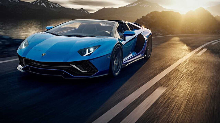 10 yıl önce üretimine başlayan ve artık yerini yolun sonuna gelen Lamborghini Aventador, bu sefer de son versiyonuyla karşımıza çıktı.

