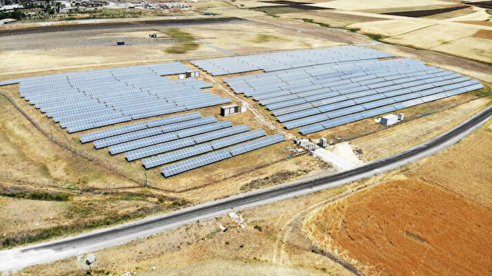 Kentte her geçen gün artış gösteren güneş enerjisi santralleri bir yandan ülke ekonomisine katkı sunarken, bir yandan da cari açığı azaltma ve enerji dengesini korumayı sağlıyor. Türkiye’de Van’dan sonra en çok güneş enerjisi potansiyeline sahip olan Muş’ta santrallere ilgi artıyor.
