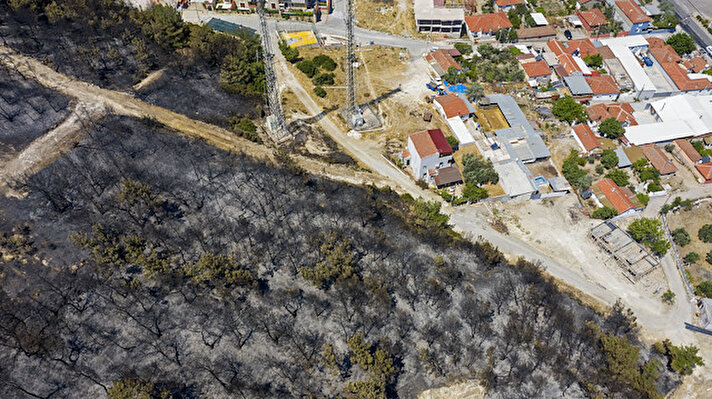 İzmir’in Foça ilçesine bağlı Ilıpınar Mahallesi’nde dün saat 16.00 sıralarında yangın çıktı. Yerleşim alanında başladığı öğrenilen yangın, şiddetli rüzgarın da etkisiyle çam ağaçlarının bulunduğu ormanlık alana sıçradı. 