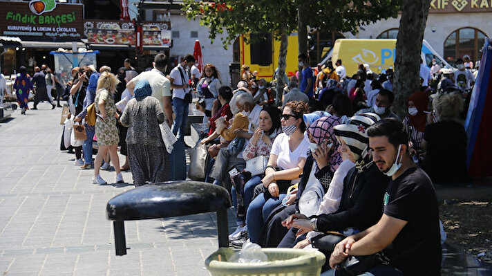 Hafta sonu havanın sıcak oluşunu fırsat bilen çok sayıda vatandaş cumartesi günü Eminönü’ne geldi. 