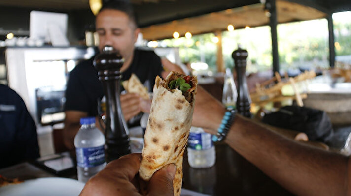 Türkiye’de doğu illerinde farklı malzemeler ile yapılan lahmacunu İstanbul’da bir işletme kaz eti ile hazırlıyor. Ardahan’dan yetiştirilen kazların genellikle göğüs kısmı ile yapılan lahmacunun içerisine biber, domates ve kaz yağı konuluyor. 