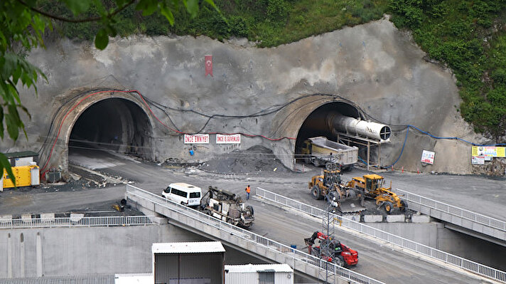 Trabzon- Gümüşhane kara yolu üzerinde yapılan ve dönemin başbakanı Binali Yıldırım tarafından 17 Mart 2017'de temeli atılan Zigana Tüneli'nde delme çalışmaları, çift yönlü sürdürülüyor. Projeyle Gümüşhane'nin Torul ilçesine bağlı Köstere köyü mevkisiyle Trabzon'un Maçka ilçesine bağlı Başarköy köyü arasında, her biri 14,5 kilometre ve toplam 29 kilometre uzunluğunda çift tünel inşa ediliyor. Yeni Zigana Tüneli ile Başarköy Vadisi'nden 1015 metre kotundan girilip, 1264 metre kotuna yüzde 3,30 eğimle tırmanılacak. Yüzde 0,85 eğimle de inilerek, Köstere Vadisi'nden 1212 metre kotundan çıkacak tünelle Zigana Dağı geçilecek. Yüzde 89'u tamamlanan Zigana Tüneli, yurt içi kara yolu ulaşımı ile uluslararası ticaretin daha hızlı ve güvenilir yapılmasına katkıda bulunacak.