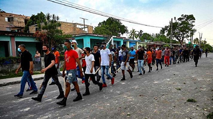 
 Koronavirüs salgınıyla kötüleşen ekonomik durumu ve azalan özgürlük ortamını protesto eden halk, ‘özgürlük’ ve Devlet Başkanı Miguel Diaz-Canel’i istifaya çağıran sloganlar atarak başkent Havana sokaklarında yürüdü. 
