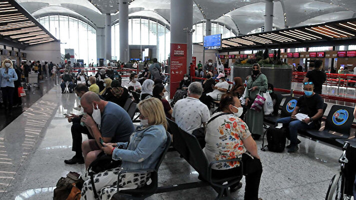 Kurban Bayramı tatilini İstanbul dışında geçirmek isteyenler nedeniyle İstanbul Havalimanı'na yolcu yoğunluğu artmaya başladı. Güvenlik kontrolünün ardından terminale giriş yapan yolcular, bilet ve valiz işlemleri için özellikle iç hat kontuarlarında yoğunluk oluşturdu. Bayram tatilini memleketi Erzurum'da geçireceğini ifade eden Akif Gören "Tatil 9 gün ama benim 11 günlük tatilim var. Erzurum’a gidiyorum, sağlık çalışanıyım."