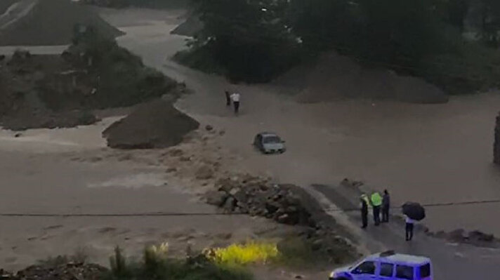 Doğu Karadeniz Bölgesi’nde sağanak yaşamı olumsuz etkiliyor. Giresun, Trabzon, Rize ve Artvin’de dün gece saatlerinden itibaren etkili olan sağanak nedeniyle bazı derelerin su seviyeleri yükseldi, taşkınlar meydana geldi.