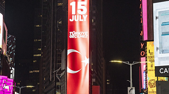 Times Meydanı'ndaki led ekranlarda, "Demokrasi Zaferi" ve "Türkiye Geçilmez" mesajlarına yer verildi.