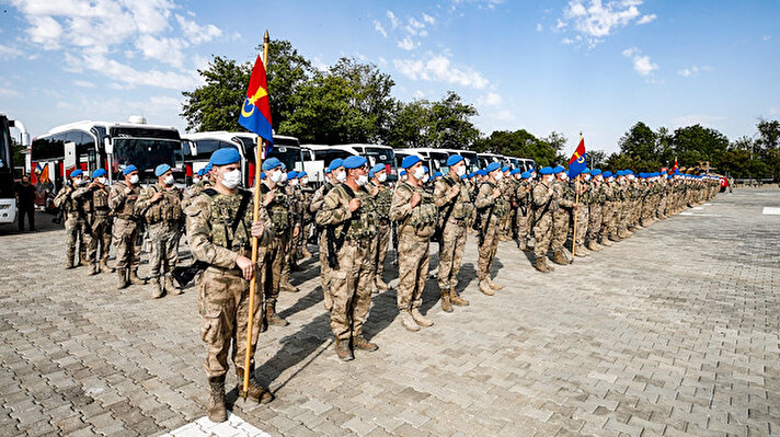 Silvan Jandarma Komando Alay Komutanlığında düzenlenen uğurlama töreninde, saygı duruşunda bulunuldu, İstiklal Marşı okundu.