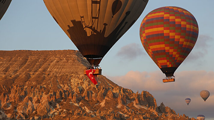 Kapadokya'nın sembollerinden olan sıcak hava balonları, 15 Temmuz Demokrasi ve Milli Birlik Günü nedeniyle Türk bayrakları ve 'Türkiye geçilmez' ve 'Unutmadık unutturmayacağız' pankartları ile havalandı.