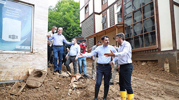 Bakanların Güneysu ilçesindeki incelemelerinde, Güneysu Belediye Başkanı Rıfat Özer, çalışmalar hakkında bilgi verdi.