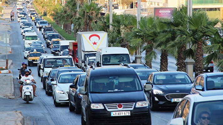Bodrum Belediye Başkanı Ahmet Aras, Ortakent Mahallesi'nde Belediyeye ait kafede, gazetecilere yaptığı açıklamada, resmi nüfusu 181 bin olan ilçedeki nüfusun şu an 800 bin civarına çıktığını söyledi.