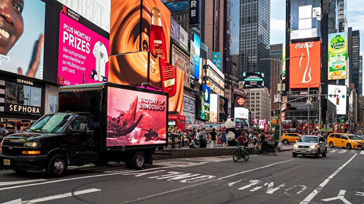 ABD'nin New York şehrinin Manhattan bölgesinde, LED ekranlı araçlarda Türk milletinin mücadelesi 'Victory of Democracy' ( Demokrasi Zaferi) sloganıyla New York sokaklarında dolaştırıldı.