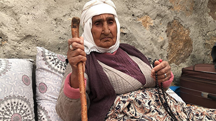 Digor'a 10 kilometre uzaklıktaki Bacalı köyünde oturan Asya Yulalar, yıllar önce eşini kaybedince kızı ve torunlarıyla yaşamaya başladı. 