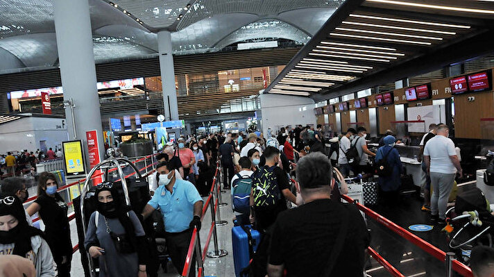 Bayram tatilini yurt dışı ve yurt içinde değerlendirmek isteyen yolcular dün olduğu gibi bugün de İstanbul Havalimanı'nda yoğunluğa neden oldu. Yoğunluk nedeniyle terminal girişlerinde x-ray güvenlik noktalarında ve check-in kontuarlarında kuyruklar oluştu.  Havalimanındaki görevli hijyen timleri, sosyal mesafeye dikkat etmeleri ve maske takmaları için yolcuları uyardı.

